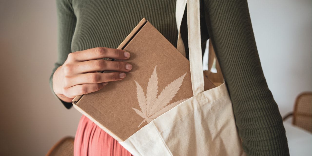 caja café con una impresión de una hoja de marihuana en una bolsa tote