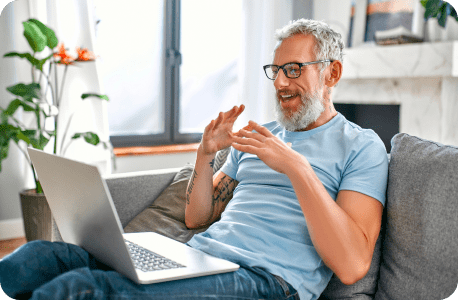 veteran having a video conversation with a pharmacist online